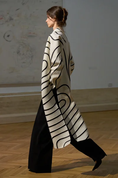 Look 18